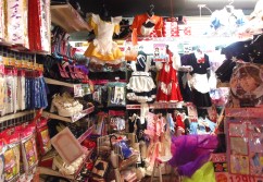 I've heard that the maid café girls buy their work clothes here.